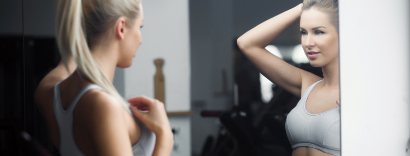 una giovane donna usa uno specchio intelligente per la salute