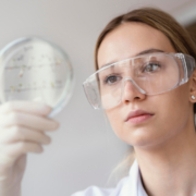 tumori, una ricercatrice a lavoro