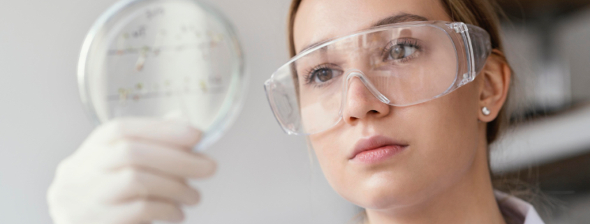 tumori, una ricercatrice a lavoro