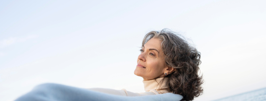 longevità, una signora anziana si mostra in gran forma