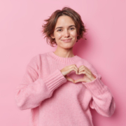 salute e visite gratuite, una donna mostra il simobolo del cuore