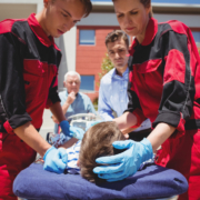 shock anafilattico, medici intervengono su un giovane paziente