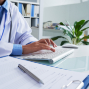 un medico a lavoro nelle case di comunità