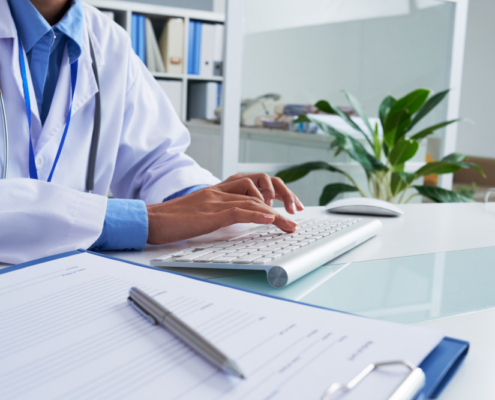 un medico a lavoro nelle case di comunità