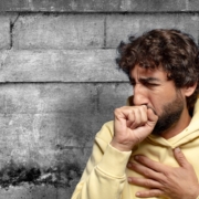 un uomo mostra segni di tosse allergica