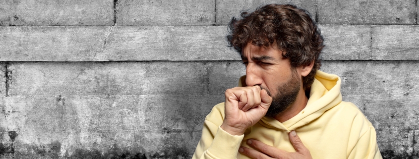 un uomo mostra segni di tosse allergica