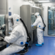 ebola, due ricercatori a lavoro