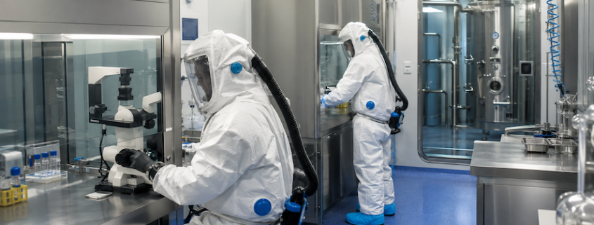 ebola, due ricercatori a lavoro