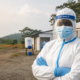 ebola un uomo in tuta di contenimento biologico