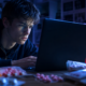 giovani e nuove droghe, un ragazzo naviga il dark web