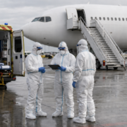 hantavirus, immagine generata con ia mostra operatori con tute di biocontenimento e un aereo appena atterrato