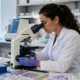 tumore al colon-retto una ricercatrice a lavoro