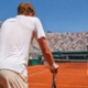 un giocatore di tennis affaticato per il caldo