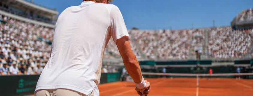 un giocatore di tennis affaticato per il caldo