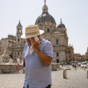un uomo affaticato dal caldo asfissiante