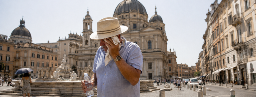 un uomo affaticato dal caldo asfissiante