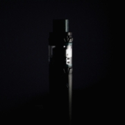 illustration of e-cig sotto i 13 anni, allarme per bustine di nicotina online