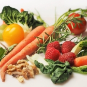 illustration of invecchiamento sano con dieta ricca di polifenoli naturali