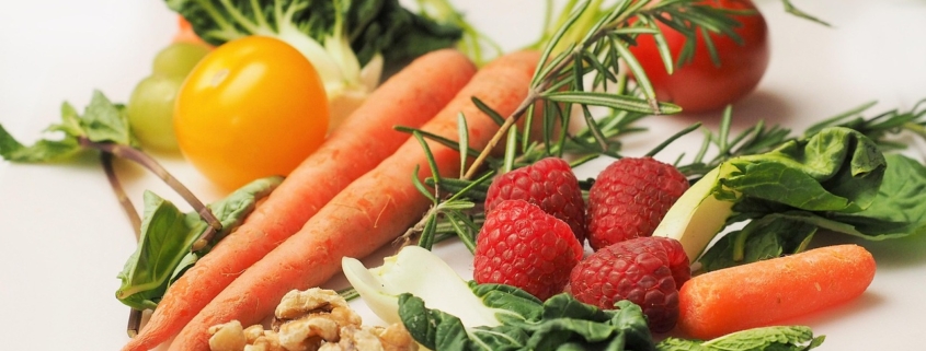 illustration of invecchiamento sano con dieta ricca di polifenoli naturali