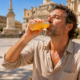 caldo, un uomo beve da una bottiglietta per integrare sali minerali