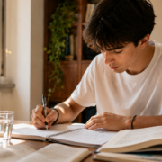 esami di maturità, un ragazzo intento a studiare