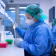 ebola, una foto che ritrae biologi a lavoro in laboratorio