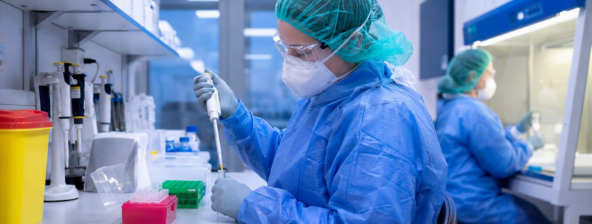 ebola, una foto che ritrae biologi a lavoro in laboratorio