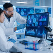 ricercatori in laboratorio lavorano a terapia car-t