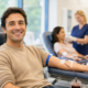 un uomo ritratto nell'atto di donare sangue