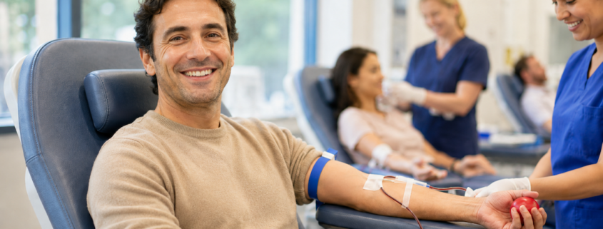 un uomo ritratto nell'atto di donare sangue