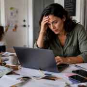 una donna fortemente stressata ha alti livelli di cortisolo