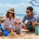 una famiglia con i bambini al mare