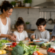 obesità, una famiglia che prepara il pranzo