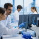 ricercatori a lavoro su una nalattia genetica rara del neurosviluppo
