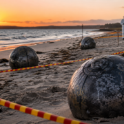 sfere misteriose sulle spiagge dell'australia