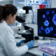 tumori, una ricercatrice lavora in laboratorio