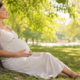 una donna in gravidanza si protegge dal caldo