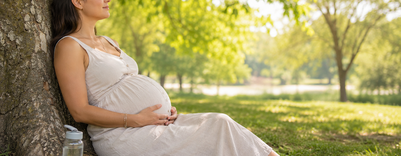 una donna in gravidanza si protegge dal caldo