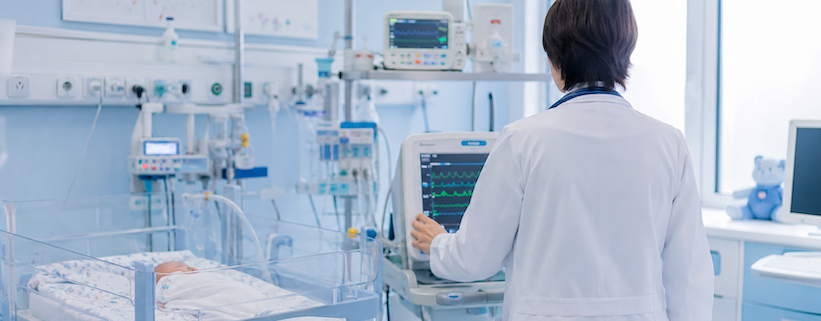 una malattia ultrarara chepuò trasformare il digiuno in emergenza 1 malattia ultrarara, una dottoressa monitora una bimba