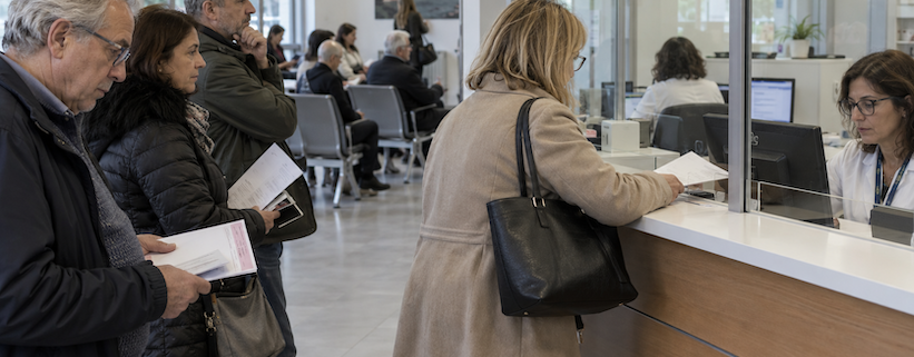alcune persone in attesa per visite ed esami