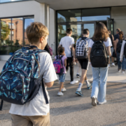 bambini che ritornano a scuola