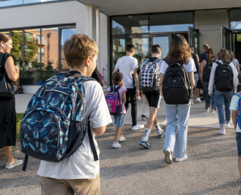 bambini che ritornano a scuola