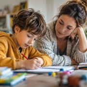 neurodivergenza, un bambino che studia con la mamma