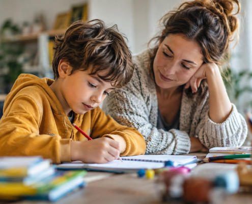 neurodivergenza, un bambino che studia con la mamma