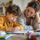 neurodivergenza, un bambino che studia con la mamma
