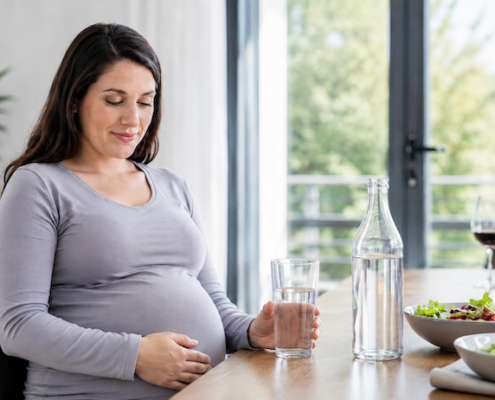 sindrome feto-alcolica, una donna incinta beve acqua
