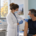 un uomo si sottopone al vaccino per l'influenza