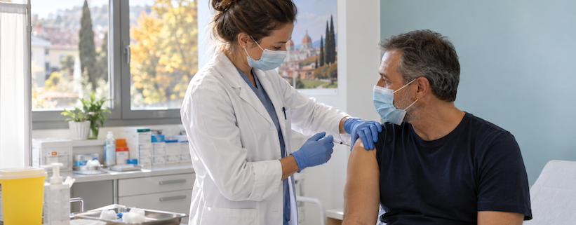 un uomo si sottopone al vaccino per l'influenza