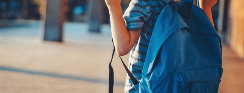 lo zaino per la scuola provoca la scoliosi? cosa dice la scienza 1 bambino indossa zaino per la scuola