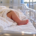 mamma a 59 anni piedino di neonato nella culla ospedaliera